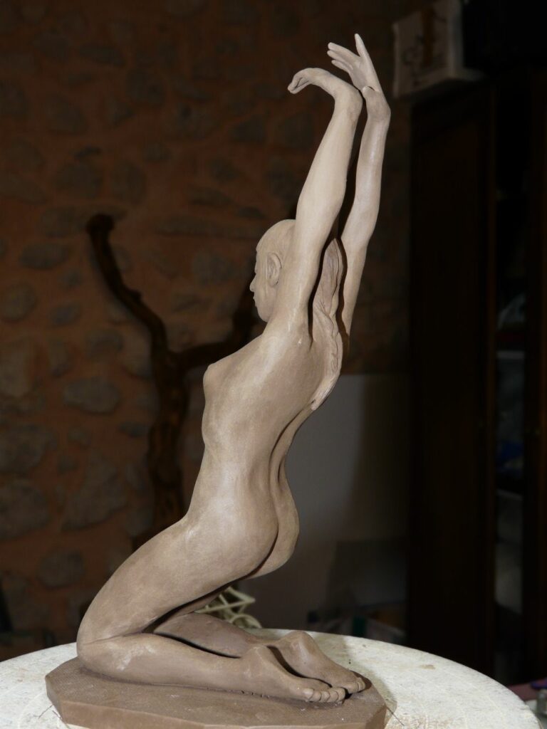 danseuse nue, statuette faïence brune, pièce unique. 25cm de haut
