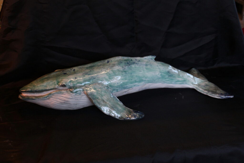 Sculpture de baleine bleue