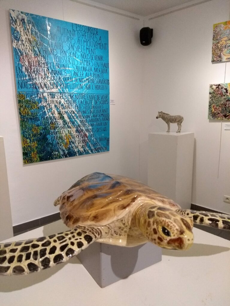 sculpture de tortue marine émaillée.